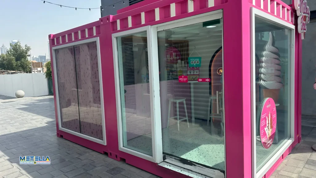Gelateria a Dubai con vetrata frontale compresiva di porta d'entrata