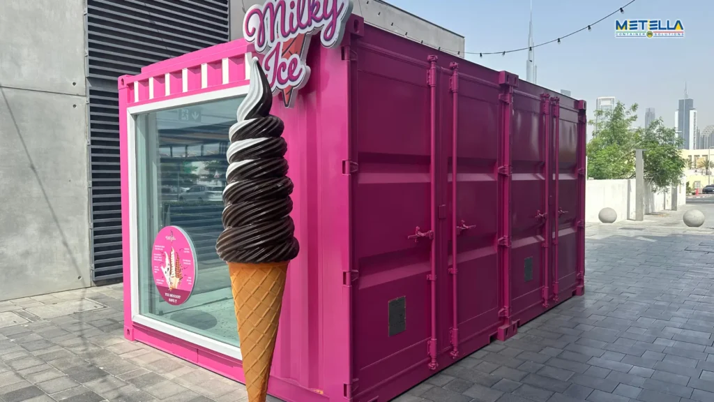 Gelateria a Dubai posteriore chiusa da portelloni container
