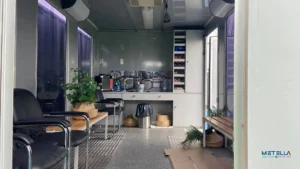 Interno ambulatorio/ufficio con sedie e scaffai per documenti e macchinari