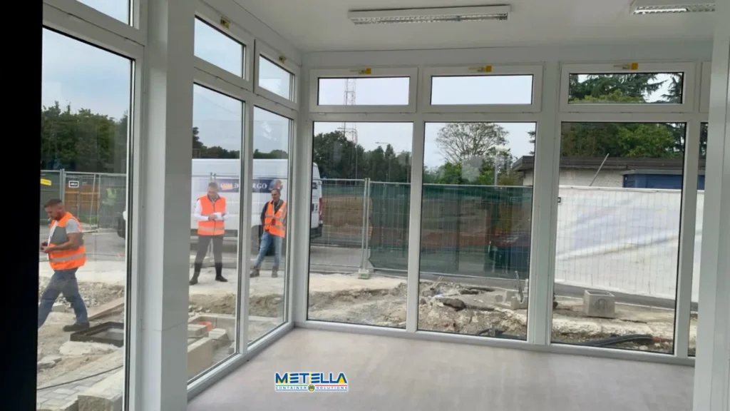 Interno stazione di servizio con vista sulle pompe di benzina