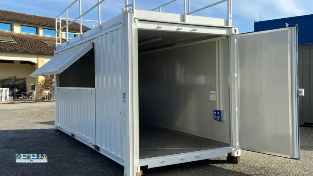 Stand fieristico con terrazza e sala interna, comprensiva di allacci per la luce