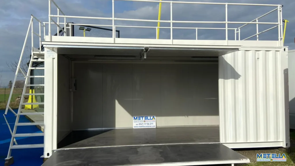 Stand fieristico con terrazza e lato frontale completamente apribile per stanza interna