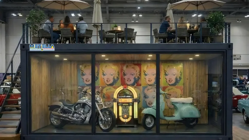 Stand fieristico con sala interna vetrata per esposizione e terrazza con sedute