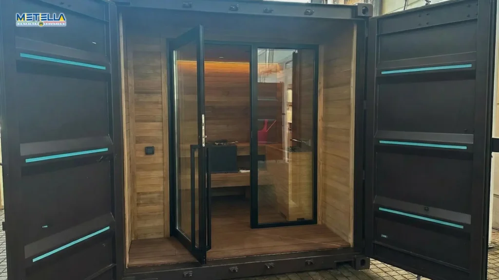Esempio di modulo Wellness comprensivo di anticamera, sauna e rifiniture in legno interne