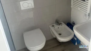 bagno del modulo abitativo in pronta consegna da 12 m. con sanitari, termoconvettore e lavandino