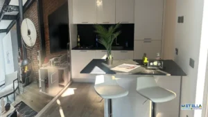 cucina con open space sgabelli, isola e piano cottura a induzione