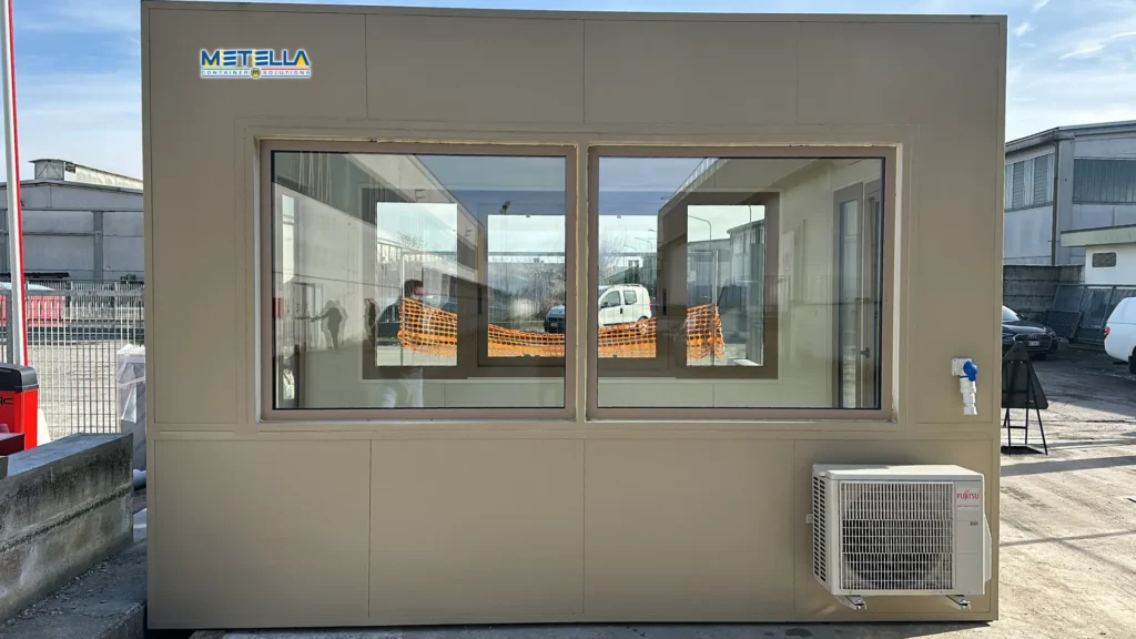 Guardiola con ampie vetrate sui quattro lati e doppia porta con condizionatore e allacci