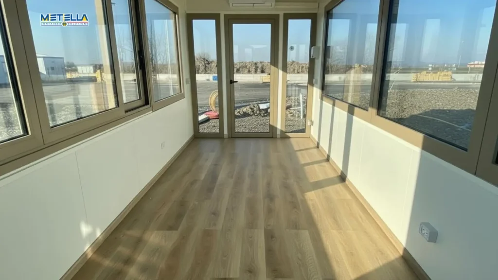 Guardiola ampio interno che mostra alta luminosità