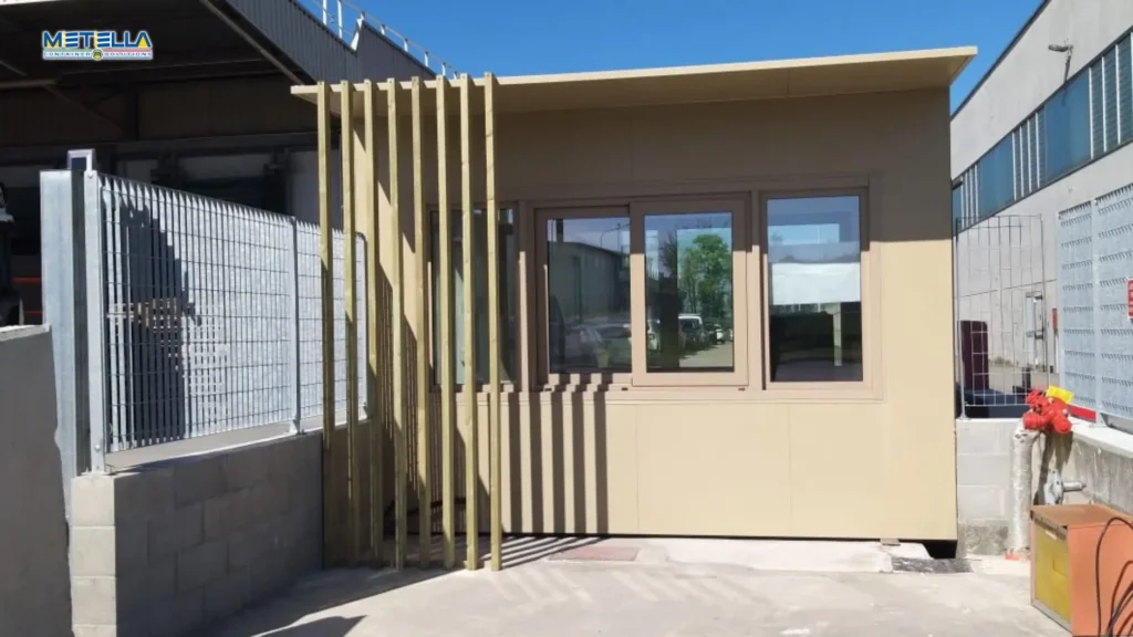 Guardiola con ampia finestra vetrata anteriore e rifiniture in legno