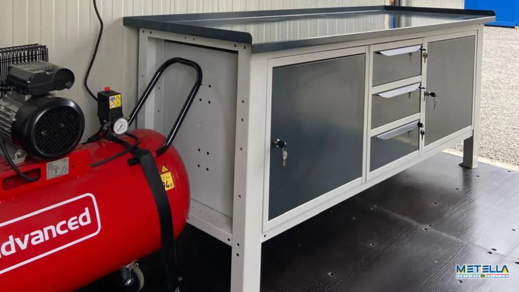 banco di lavoro con cassettiera e spazio per gli attrezzi nel modulo officina container