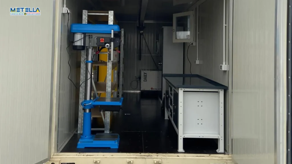 Layout interno del modulo officina container strumentazione, banco di lavoro, attrezzi e finestra