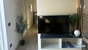 salotto con open space televisione e divano