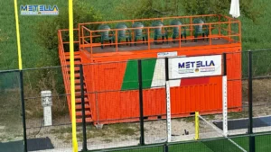 Chiosco bar rosso con terrazza panoramica nel centro sportivo con campo da padel