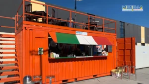 Chiosco bar rosso con terrazza panoramica e apertura lato lungo con scale che salgono