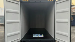 box 20' hc vista interna dello spazio ad uso magazzino con portelloni aperti