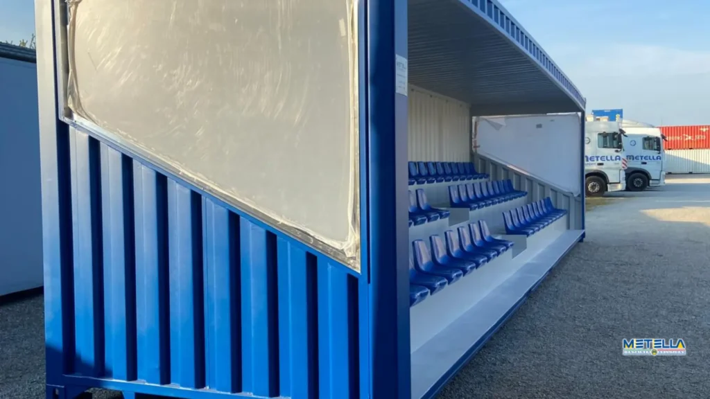 tribuna blu sui due lati troviamo il plexiglass