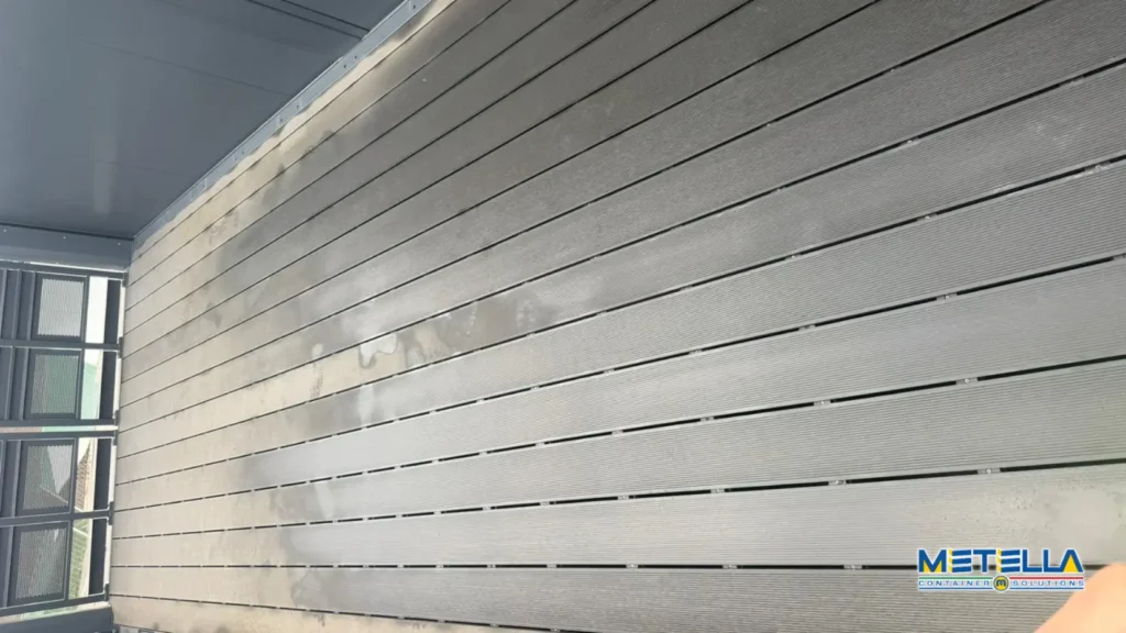 Terrazza con pannelli solari in legno