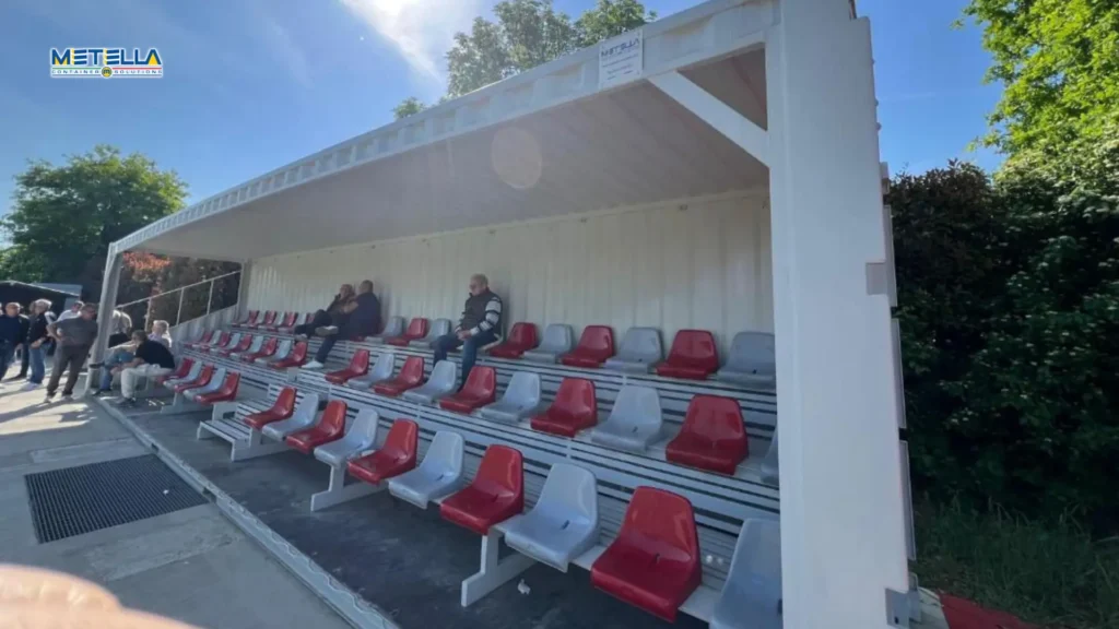 foto tribune con persone che guardano la partita in un centro sportivo