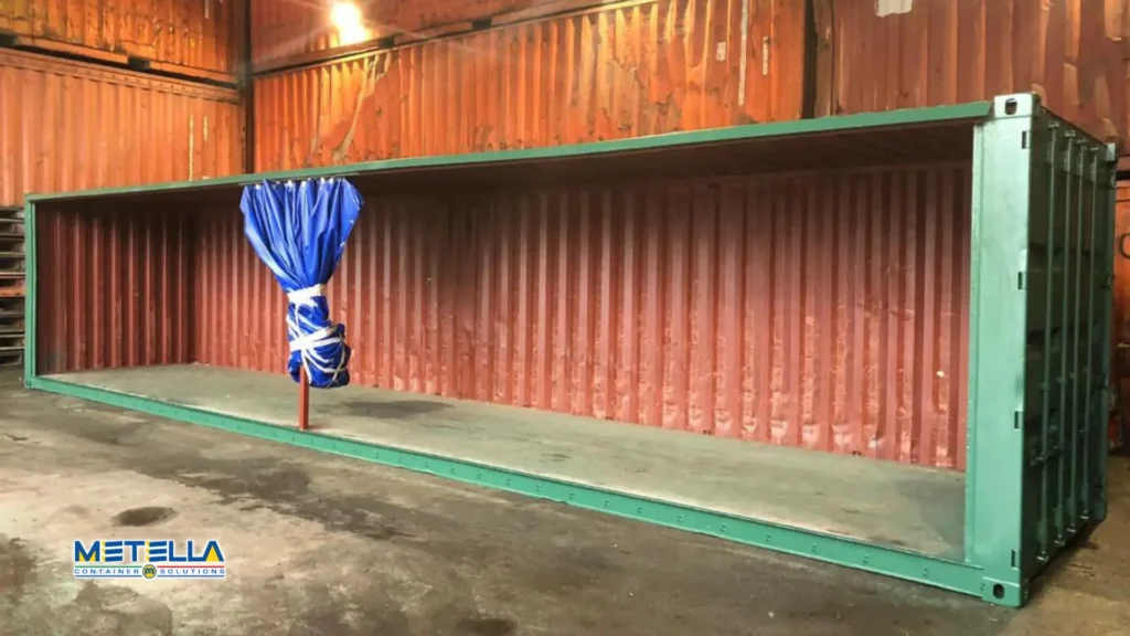 magazzino verde e rosso con telo