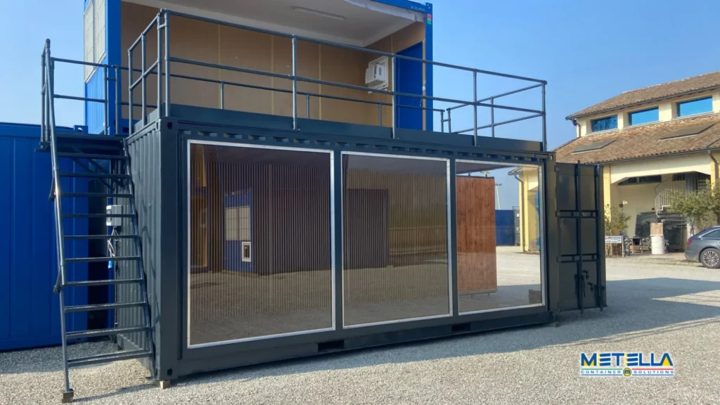 stand fieristico post produzione con vetro e terrazza con scala