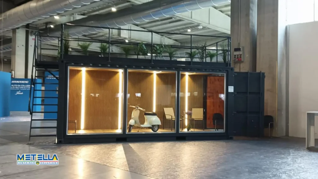 stand esterno con vetro e scala in fiera a Parma