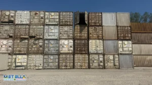 4 file di container