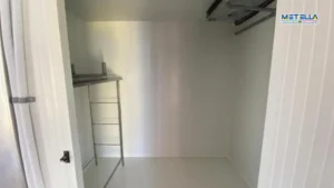 interno del modulo con cella frigo scaffali