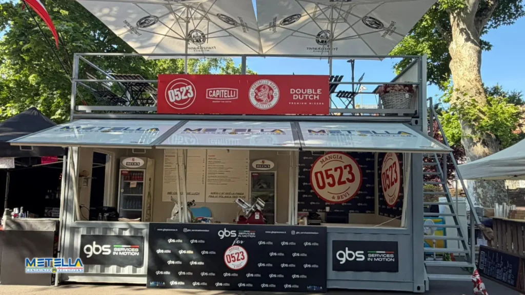 chiosco bar fiera drink con terrazza e tavoli per consumazione al tavolo