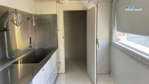 interno modulo cucina e cella frigo, lavandino e attrezzatura