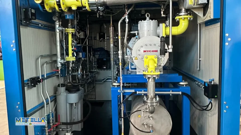 shelter industriale tecnico con motori e una apertura