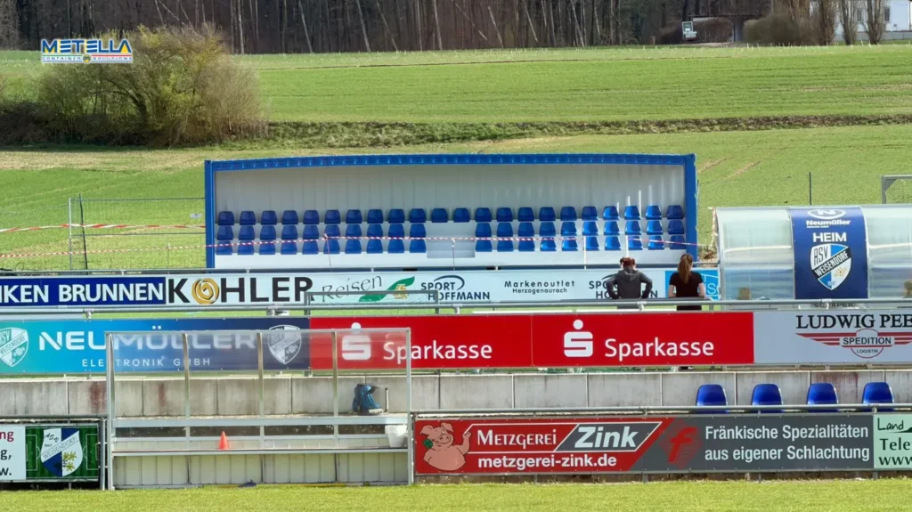tribuna sul campo con messa in posa in germania