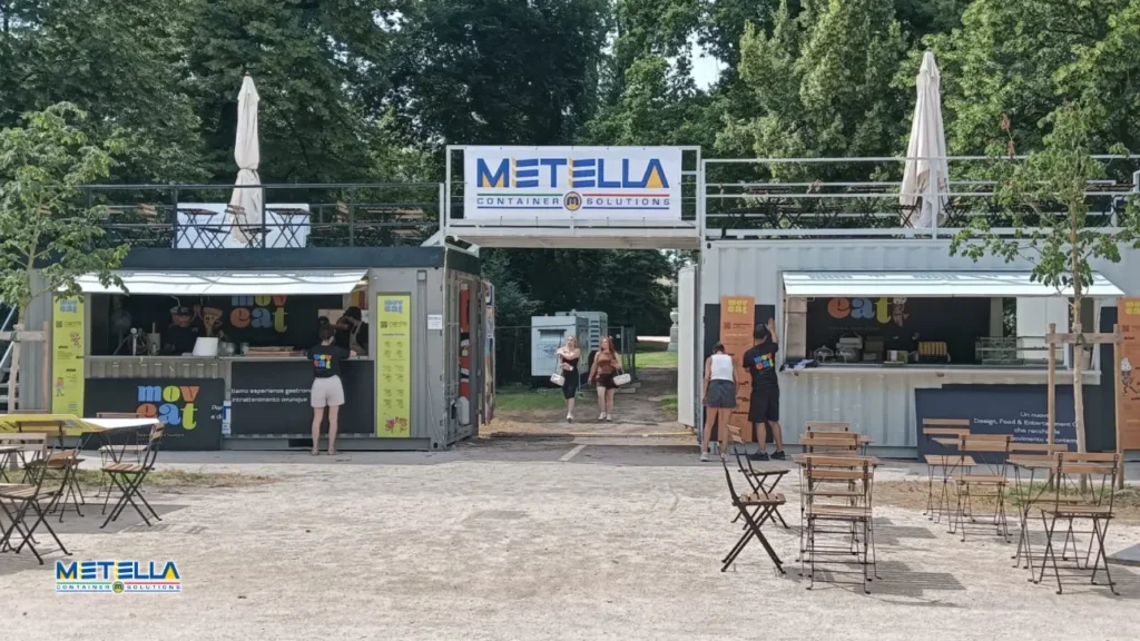 chioschi con terrazze attaccati tramite passerella al parco ducale di Parma durante la fiera street food festival