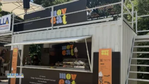 chiosco bianco con terrazza passerella al parco ducale di Parma durante la fiera street food festival
