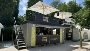 chiosco grigio con terrazza passerella al parco ducale di Parma durante la fiera street food festival