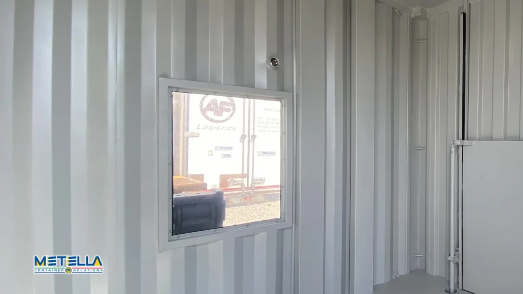 finestra shelter industriale e tecnico per il passaggio della luce e la visione del macchinario dall'esterno