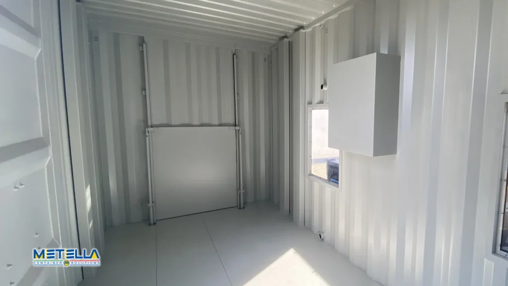 interno shelter industriale e tecnico con pistoni