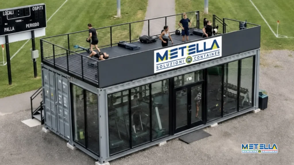 palestra con terrazza centro sportivo calcistico con atleti che svolgono l'allenamento